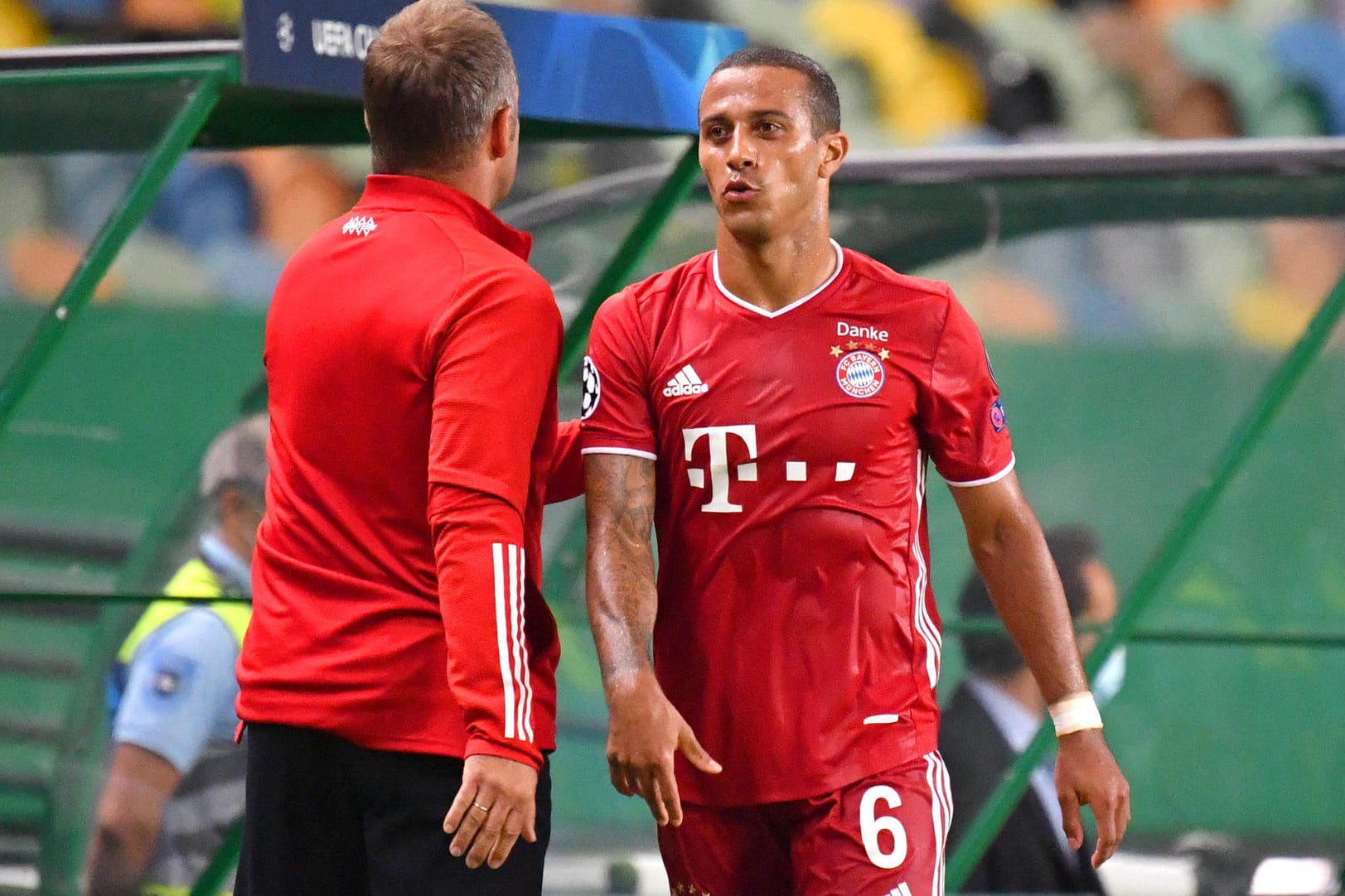 Doch kein Abschied vom FC Bayern? Thiago (r.) neben Trainer Hansi Flick.