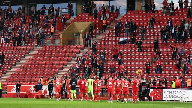 Die Union-Fans feiern den Testspielsieg gegen Nürnberg.