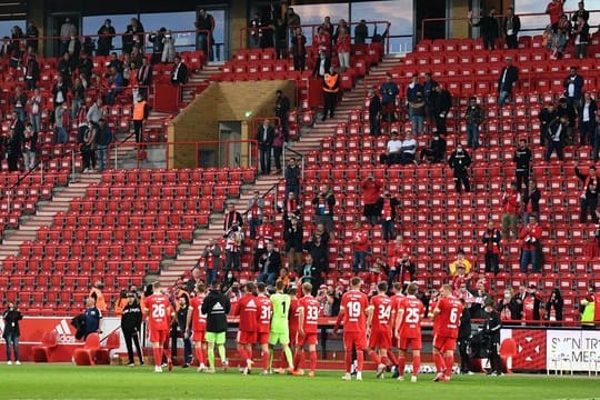 Die Union-Fans feiern den Testspielsieg gegen Nürnberg.