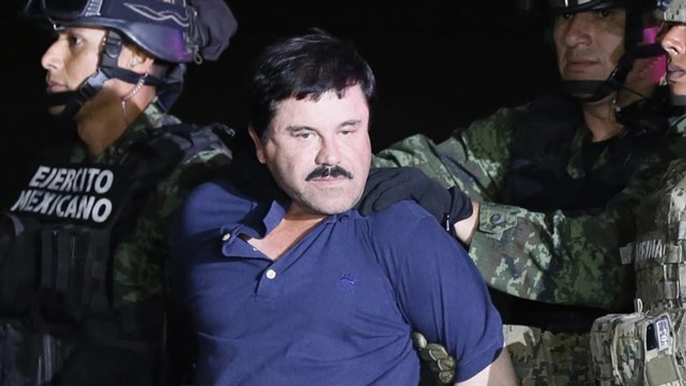 Der Drogenboss Joaquín "El Chapo" Guzmán wird 2016 von mexikanischen Soldaten zu einem Hochsicherheitsgefängnis gebracht.