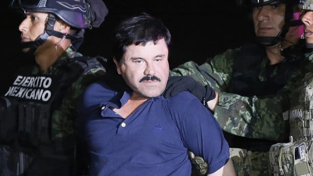 Der Drogenboss Joaquín "El Chapo" Guzmán wird 2016 von mexikanischen Soldaten zu einem Hochsicherheitsgefängnis gebracht. Der Drogenboss Joaquín "El Chapo" Guzmán wird 2016 von mexikanischen Soldaten zu einem Hochsicherheitsgefängnis gebracht.