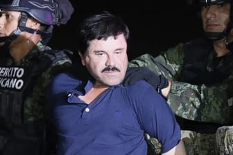 Der Drogenboss Joaquín "El Chapo" Guzmán wird 2016 von mexikanischen Soldaten zu einem Hochsicherheitsgefängnis gebracht.
