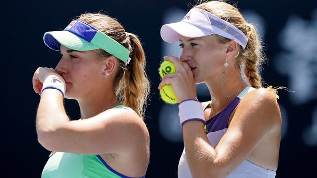 Das bei den US-Open an eins gesetzte Damen-Doppel Timea Babos (l) und Kristina Mladenovic sind wegen eines Corona-Kontakts vom Wettbewerb ausgeschlossen worden.