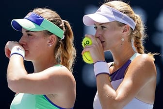 Das bei den US-Open an eins gesetzte Damen-Doppel Timea Babos (l) und Kristina Mladenovic sind wegen eines Corona-Kontakts vom Wettbewerb ausgeschlossen worden.