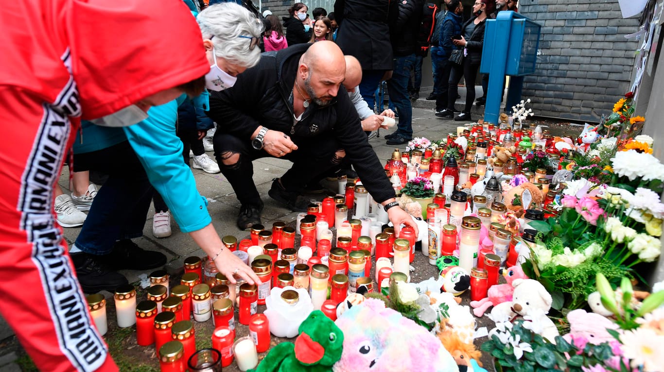 Zahlreiche Kerzen, Plüschtiere und Blumensträuße sind vor dem Haus abgelegt, in dem die getöteten Kinder lebten.