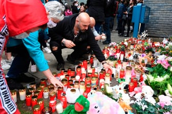 Zahlreiche Kerzen, Plüschtiere und Blumensträuße sind vor dem Haus abgelegt, in dem die getöteten Kinder lebten.