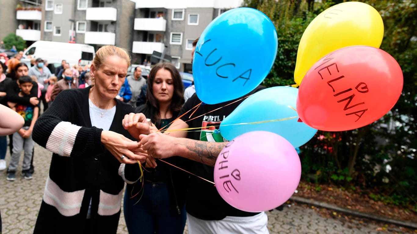 Solingen nimmt Abschied: Nachbarn haben die Namen der toten Kinder auf Luftballons geschrieben.