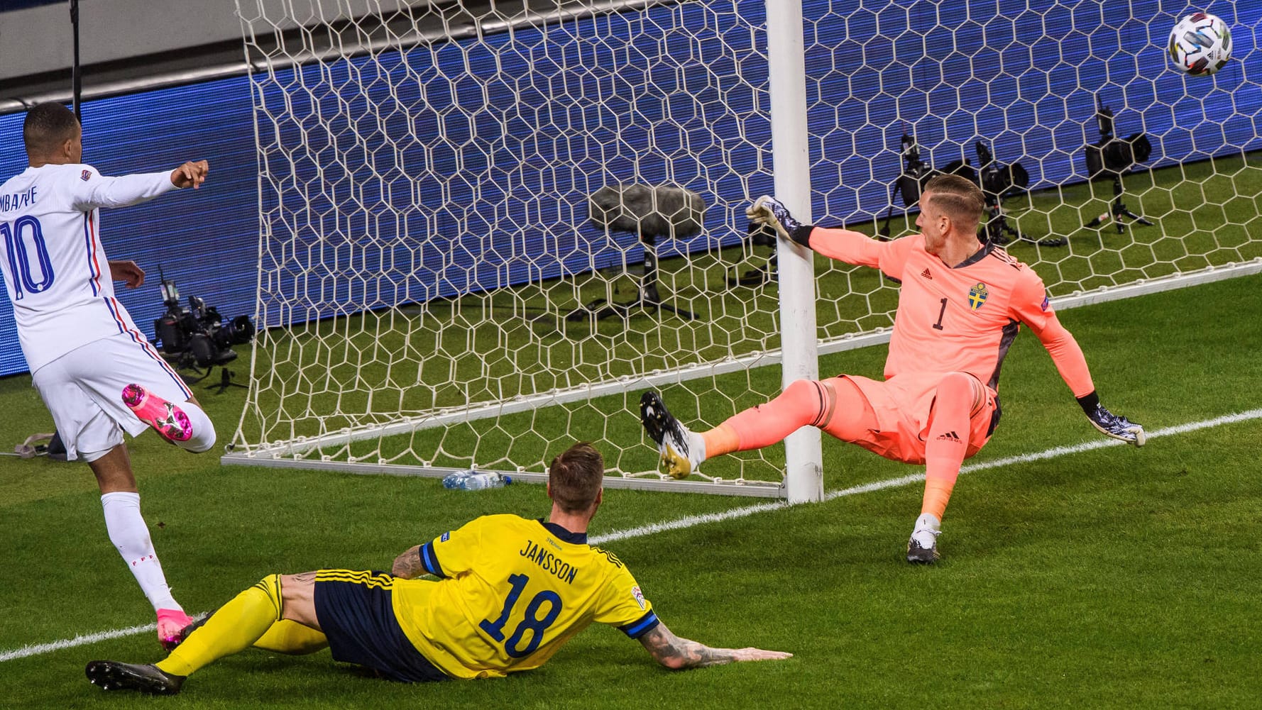 Schlüsselmoment: Mbappé (l.) trifft gegen Schweden.