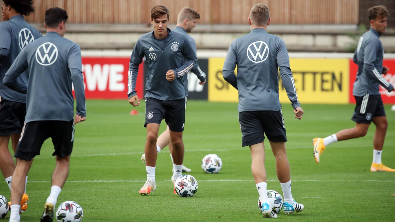 Florian Neuhaus (M.) beim Training mit der Nationalmannschaft: Gegen Spanien kam der Neuling noch nicht zum Einsatz.