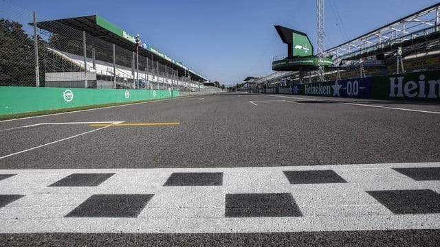 Ein Blick auf die Ziellinie auf der Rennstrecke von Monza. Ein Blick auf die Ziellinie auf der Rennstrecke von Monza.