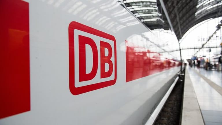 Deutsche Bahn: Die Deutsche Bahn senkt ihre Fahrpreise für junge Leute vorübergehend deutlich ab.