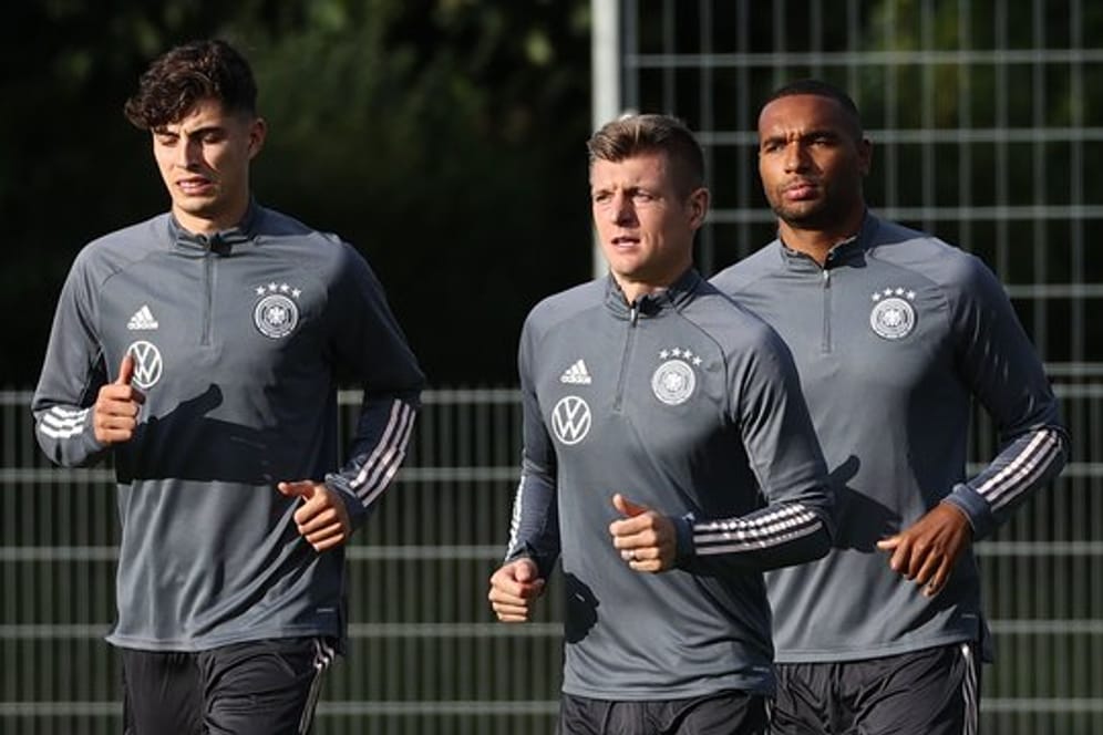 Toni Kroos (M) hält große Stücke auf Kai Havertz (l).