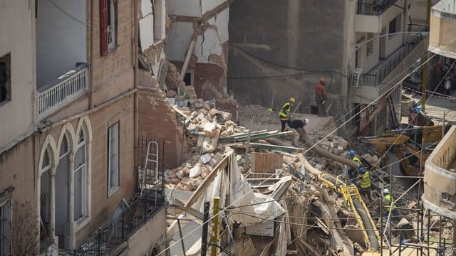 Rettungskräfte haben in Beirut bei der Suche nach einem vermeintlichen Überlebenden niemanden gefunden. Rettungskräfte haben in Beirut bei der Suche nach einem vermeintlichen Überlebenden niemanden gefunden.