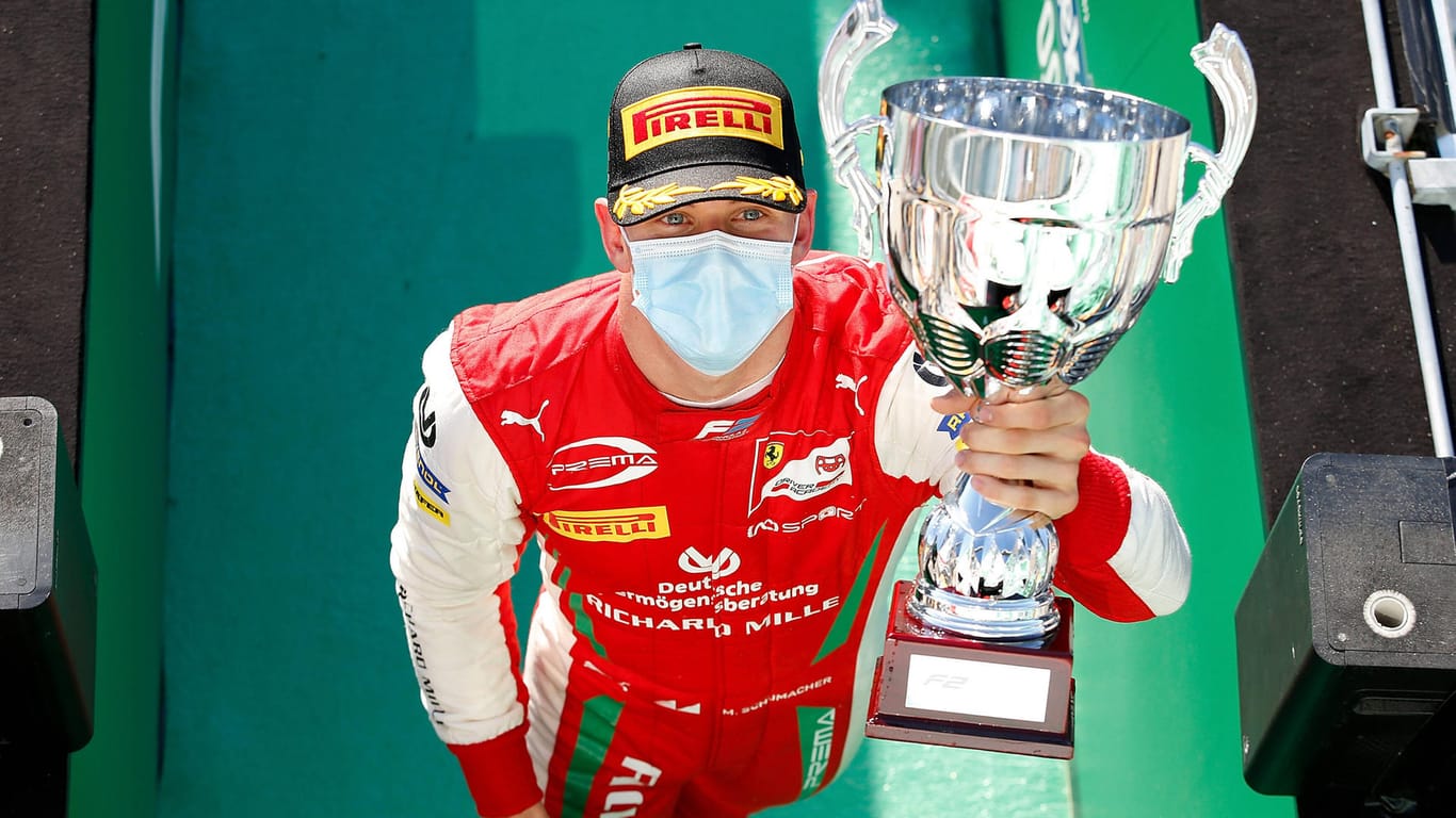 Stolz mit Siegerpokal: Mick Schumacher gewann am Wochenende in Monza sein zweites Formel-2-Rennen.