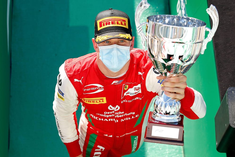 Stolz mit Siegerpokal: Mick Schumacher gewann am Wochenende in Monza sein zweites Formel-2-Rennen.
