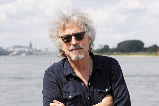 Wolfgang Niedecken in diesem Sommer am Rhein.