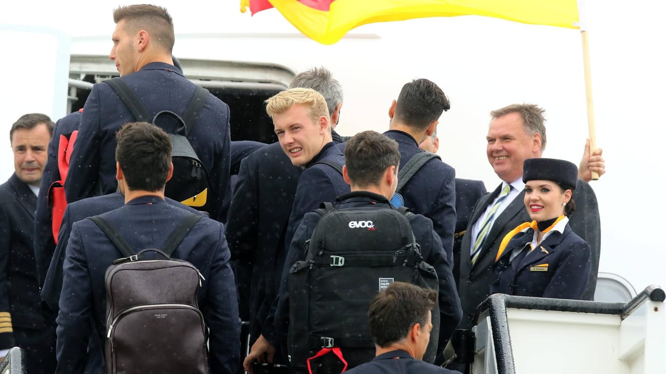 Boarding: Flugreisen gehören für die Nationalmannschaft zum Alltag. Ein Lufttransfer zwischen Stuttgart und Basel sorgt bei den Fans aber nun für Ärger. (Archivbild)
