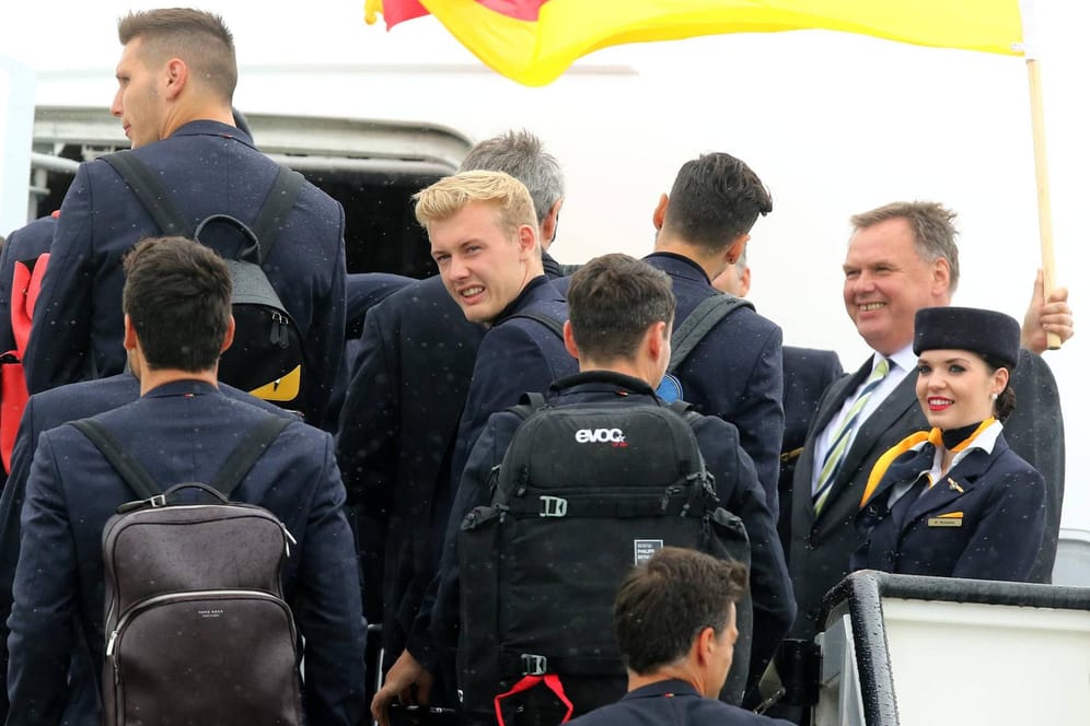 Boarding: Flugreisen gehören für die Nationalmannschaft zum Alltag. Ein Lufttransfer zwischen Stuttgart und Basel sorgt bei den Fans aber nun für Ärger. (Archivbild)