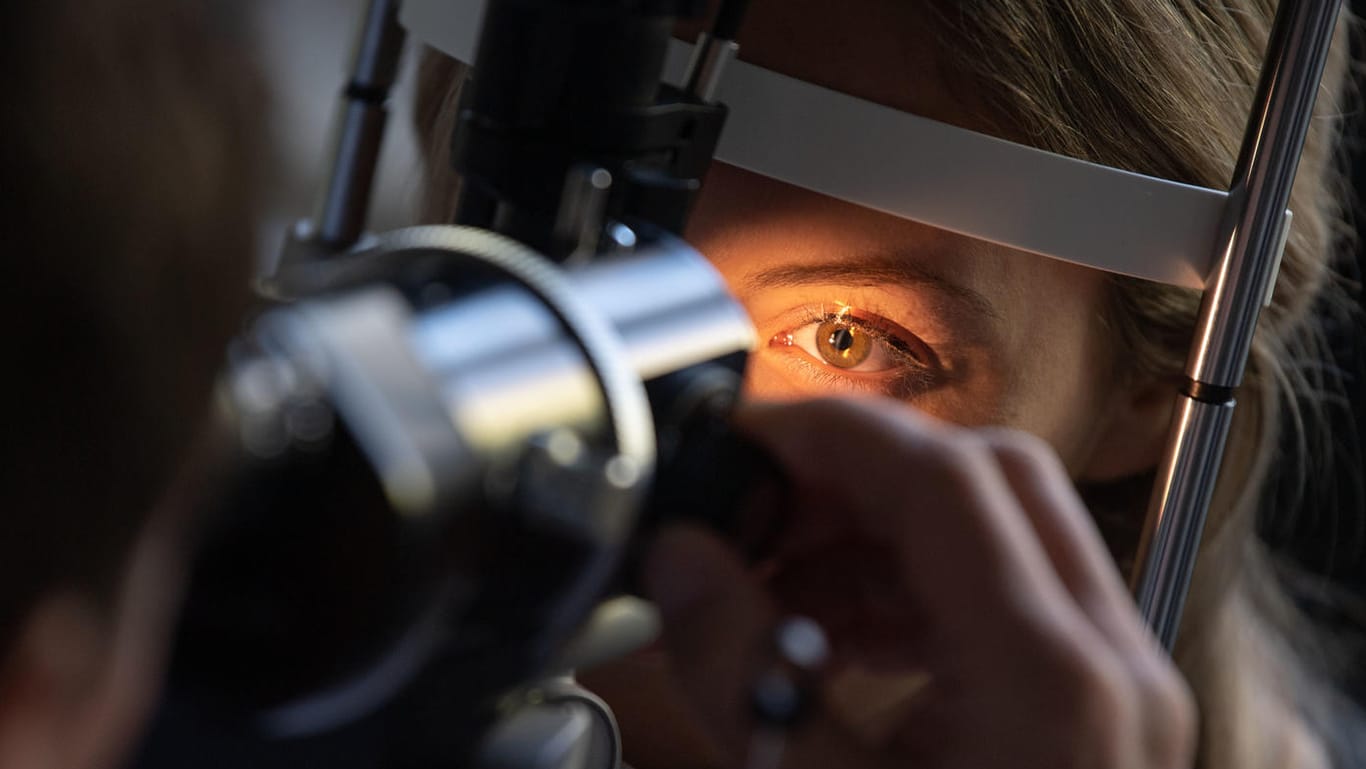 Augenarzt untersucht Auge: Bei einer Untersuchung der Augen offenbaren sich mitunter auch andere Erkrankungen.