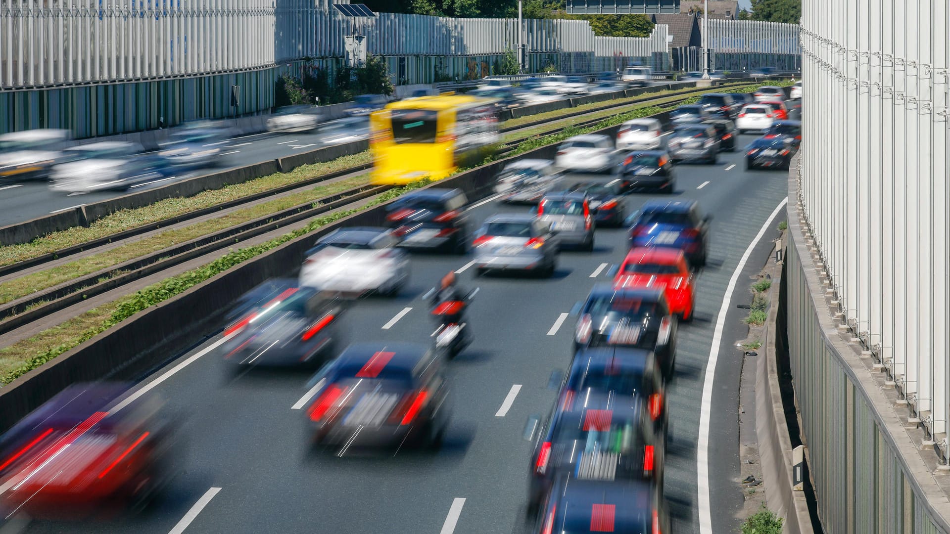 Verkehr auf der A40 in Essen (Symbolbild): Bei einem schweren Unfall in NRW sind zwei Fahrzeuginsassen ums Leben gekommen. Verkehr auf der A40 in Essen (Symbolbild): Bei einem schweren Unfall in NRW sind zwei Fahrzeuginsassen ums Leben gekommen.