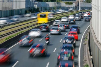 Verkehr auf der A40 in Essen (Symbolbild): Bei einem schweren Unfall in NRW sind zwei Fahrzeuginsassen ums Leben gekommen.