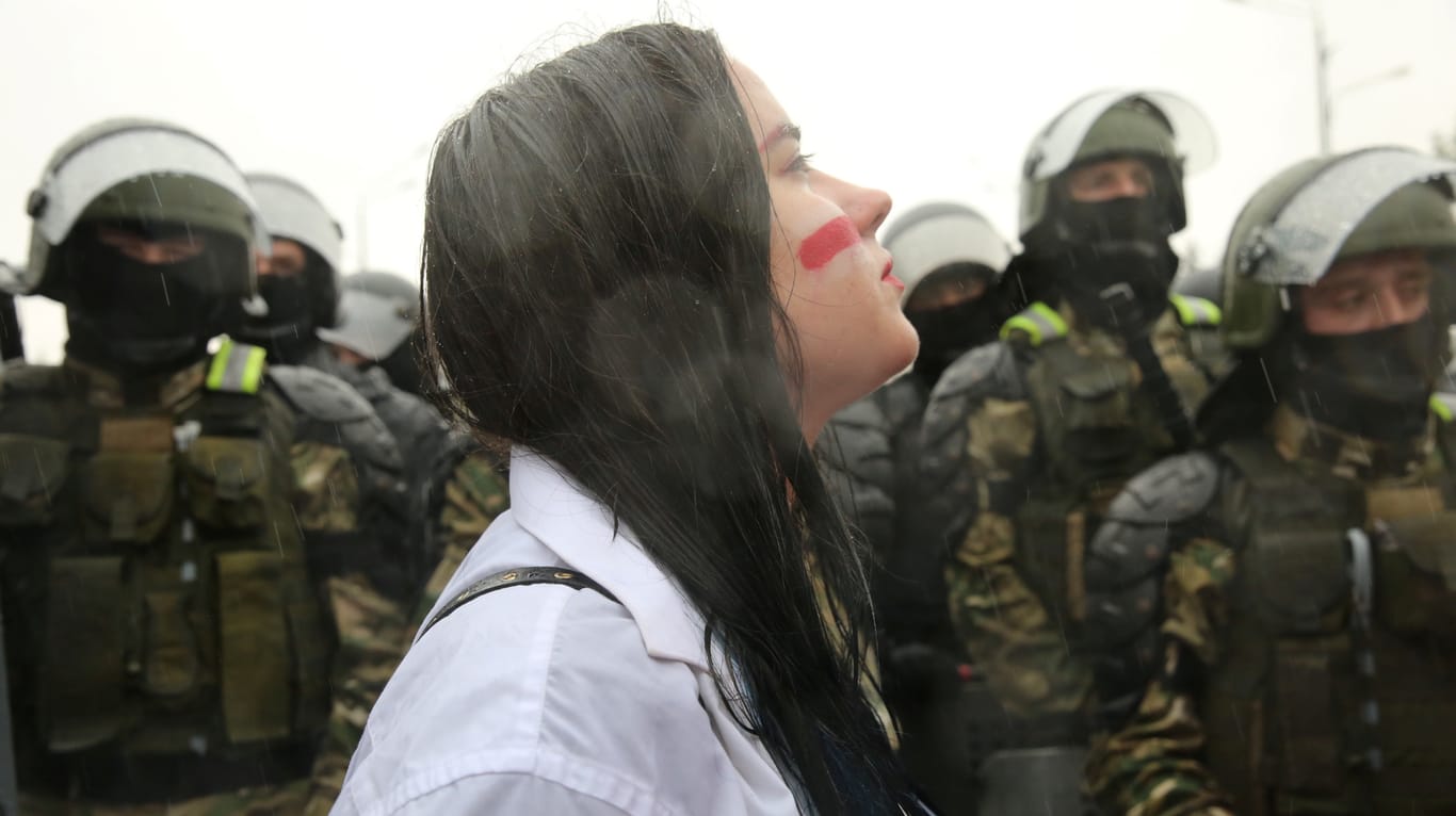 Demonstrantin vor Einsatzkräften: Die Proteste fordern den Rücktritt von Staatschef Lukaschenko, Neuwahlen und die Freilassung politischer Gefangener.