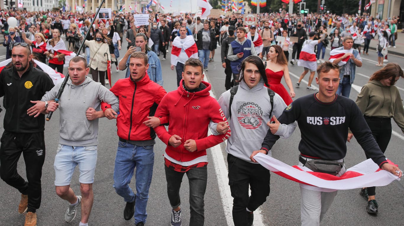 Junge Menschen an der Spitze des Protestzugs: Am Sonntag soll es in Minsk und anderen Städten wieder Dutzende Festnahmen gegeben haben.