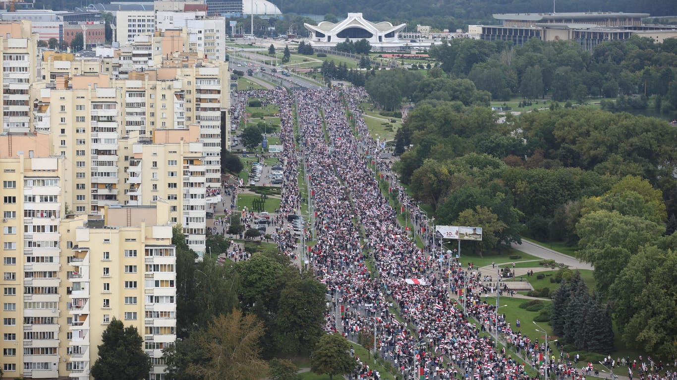 "Marsch der Einheit": Mehrere Zehntausend Menschen nahmen am Sonntag in Minsk an den Protesten teil.