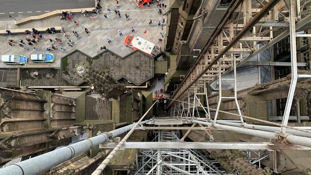 Blick vom Kölner Dom: Feuerwehrleute seilen am Südturm des Kölner Doms eine Frau aus 45 Metern Höhe ab. Blick vom Kölner Dom: Feuerwehrleute seilen am Südturm des Kölner Doms eine Frau aus 45 Metern Höhe ab.
