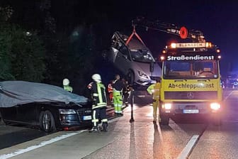 Unfallort auf der A81: Ein Abschleppfahrzeug hebt eines der am Unfall beteiligten Fahrzeuge auf die Laderampe, am Fahrbahnrand steht ein weiteres Unfallfahrzeug.