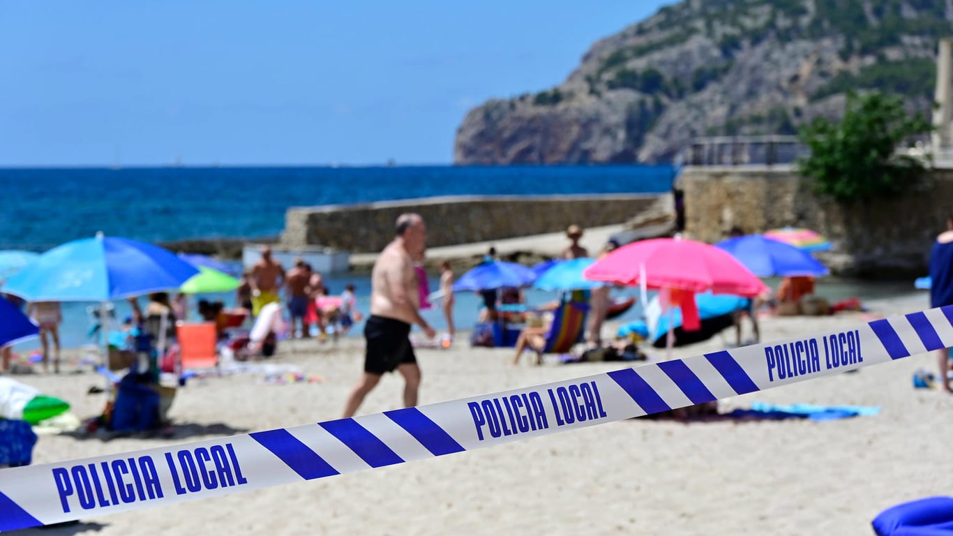 Absperrband an einem Strand auf Mallorca: Die Inselregierung drängt nachdrücklich auf die Einhaltung der Corona-Regeln.