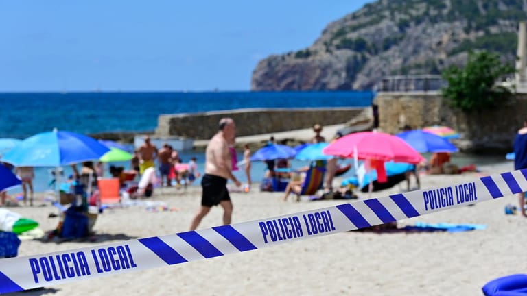Absperrband an einem Strand auf Mallorca: Die Inselregierung drängt nachdrücklich auf die Einhaltung der Corona-Regeln.