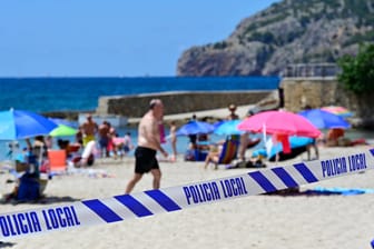 Absperrband an einem Strand auf Mallorca: Die Inselregierung drängt nachdrücklich auf die Einhaltung der Corona-Regeln.