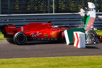 Bremse explodiert: Sebastian Vettel durchbricht eine Streckenbegrenzung beim Rennen in Monza.