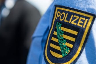 Das Logo der sächsischen Polizei (Symbolbild): Ein Retweet hat für Ärger gesorgt.