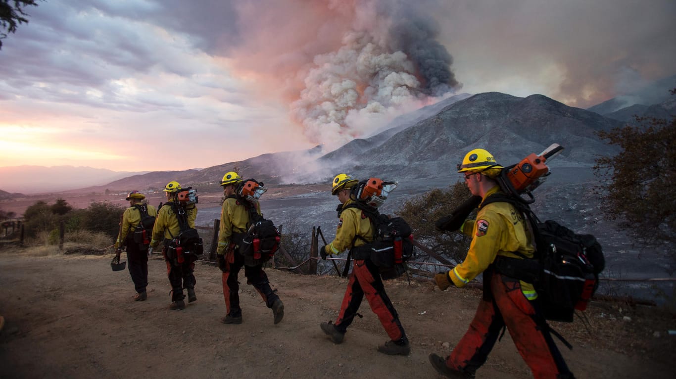 San Bernardino County, Kalifornien: Feuerwehrleute treffen zum Einsatz gegen einen Waldbrand ein.