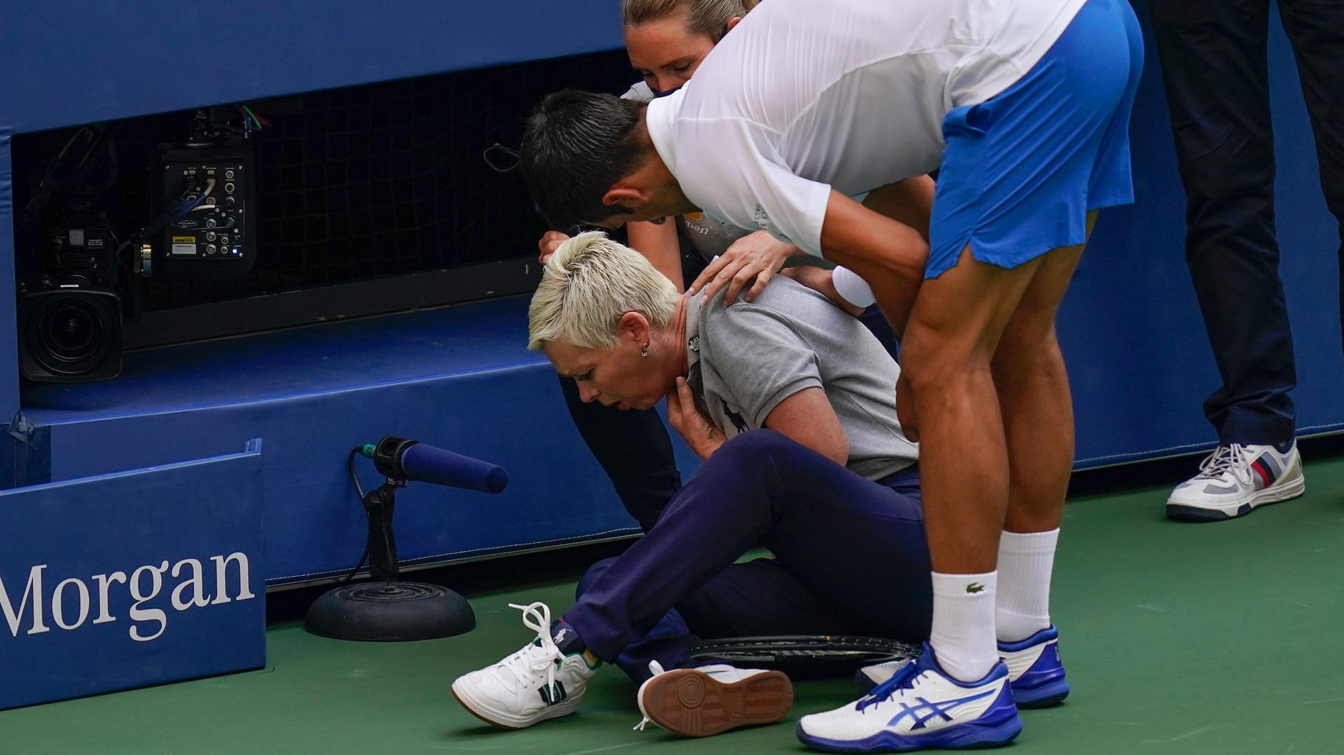 Schreckmoment: Djokovic (r.) will der getroffenen Linienrichterin helfen.