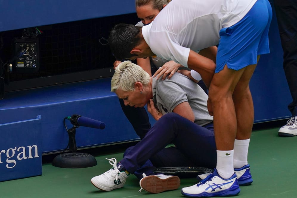 Schreckmoment: Djokovic (r.) will der getroffenen Linienrichterin helfen.