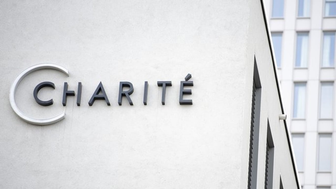 Das Logo der Charité am Eingang der Zentralen Notaufnahme.