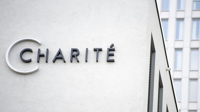 Das Logo der Charité am Eingang der Zentralen Notaufnahme. Das Logo der Charité am Eingang der Zentralen Notaufnahme.