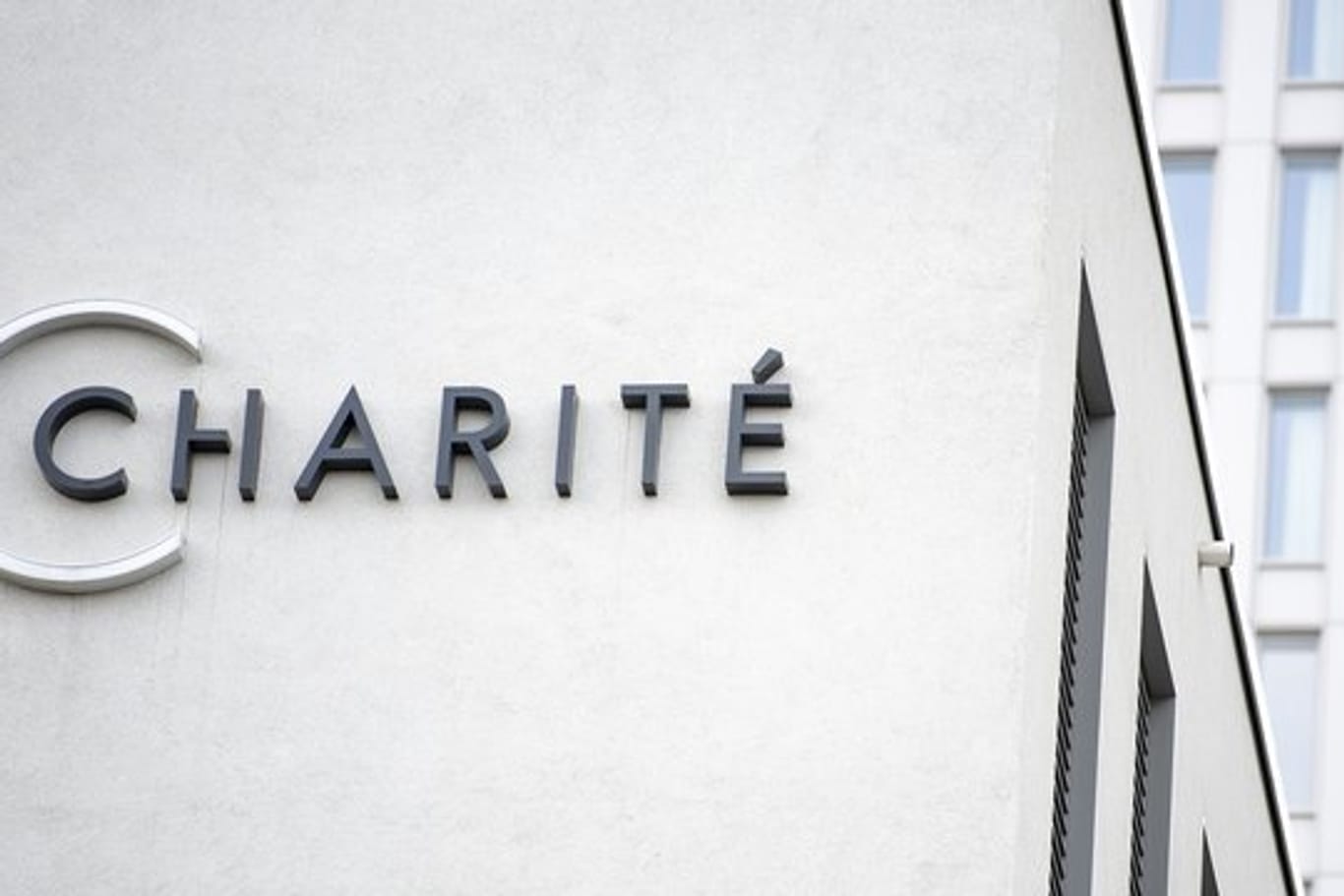 Das Logo der Charité am Eingang der Zentralen Notaufnahme.