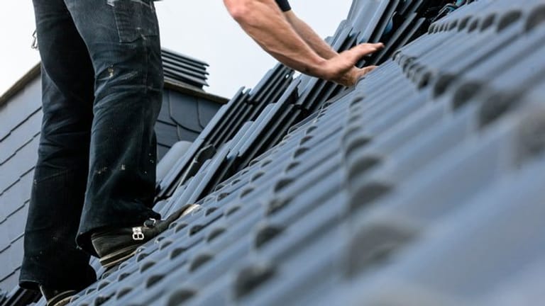 Einen Dachdecker sollten Eigentümer nicht ohne Anlass auf ihr Dach lassen.