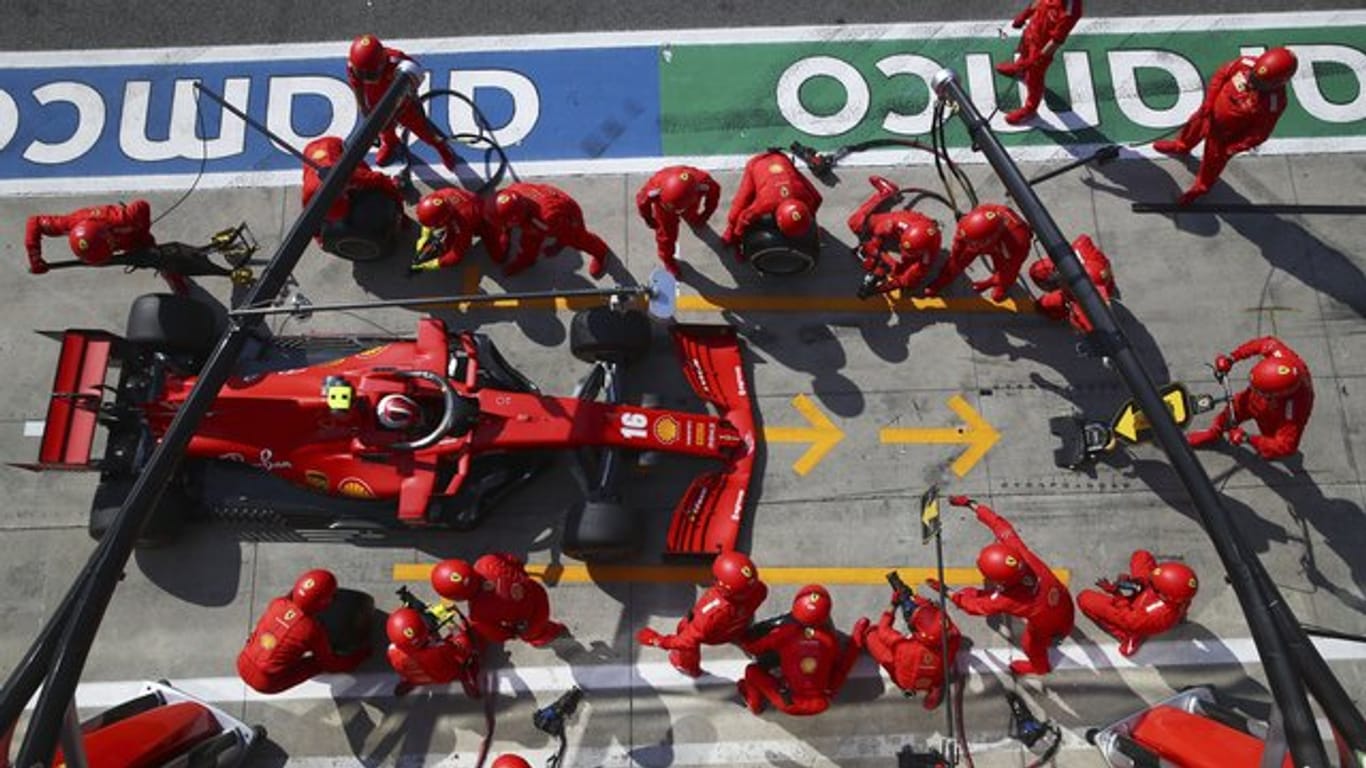 Charles Leclerc vom Team Scuderia Ferrari kommt während des Rennens an die Box.