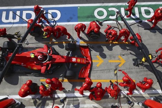 Charles Leclerc vom Team Scuderia Ferrari kommt während des Rennens an die Box.