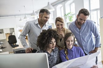 Manche Unternehmen möchten die Potenziale ihrer Belegschaft besser nutzen - und entscheiden sich deshalb für ein Diversity-Training.