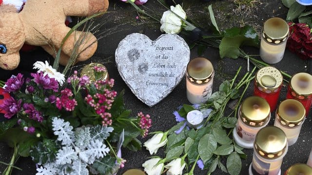 Kerzen und Blumen: Vor dem Haus fand eine kleine Trauerfeier statt. Kerzen und Blumen: Vor dem Haus fand eine kleine Trauerfeier statt.