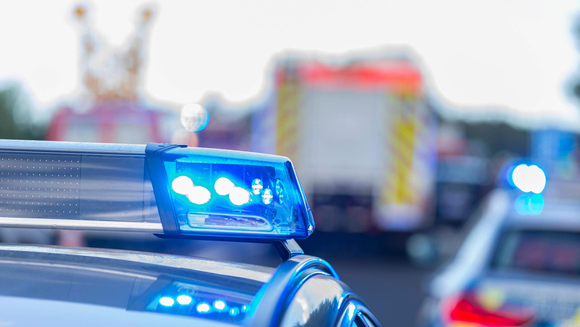 Polizei und Notarzt: In Bayern ist ein Mann bei einem Verkehrsunfall ums Leben gekommen. (Symbolbild) Polizei und Notarzt: In Bayern ist ein Mann bei einem Verkehrsunfall ums Leben gekommen. (Symbolbild)