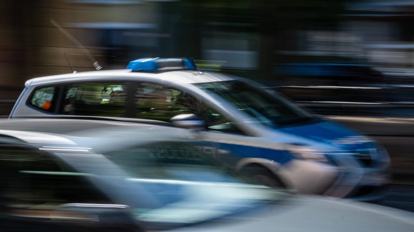 Streifenwagen der Berliner Polizei: Beamte haben ein mutmaßliches Drogen-Taxi gestoppt.