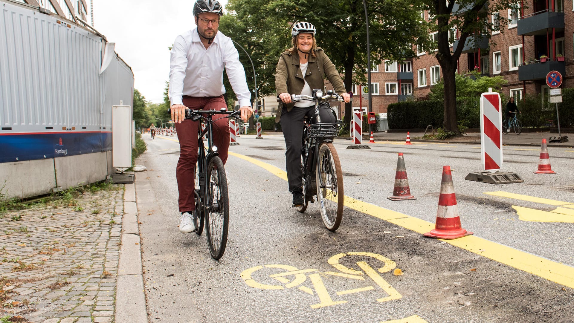 Anjes Tjarks (Bündnis90/ Die Grünen) und Kirsten Pfaue: Hamburgs Verkehrssenator und die Koordinatorin für Mobilitätswende testen die neue Pop-Up-Bikelane. Anjes Tjarks (Bündnis90/ Die Grünen) und Kirsten Pfaue: Hamburgs Verkehrssenator und die Koordinatorin für Mobilitätswende testen die neue Pop-Up-Bikelane.