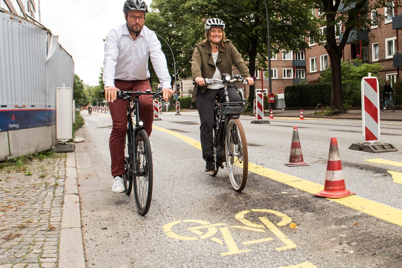 Anjes Tjarks (Bündnis90/ Die Grünen) und Kirsten Pfaue: Hamburgs Verkehrssenator und die Koordinatorin für Mobilitätswende testen die neue Pop-Up-Bikelane.